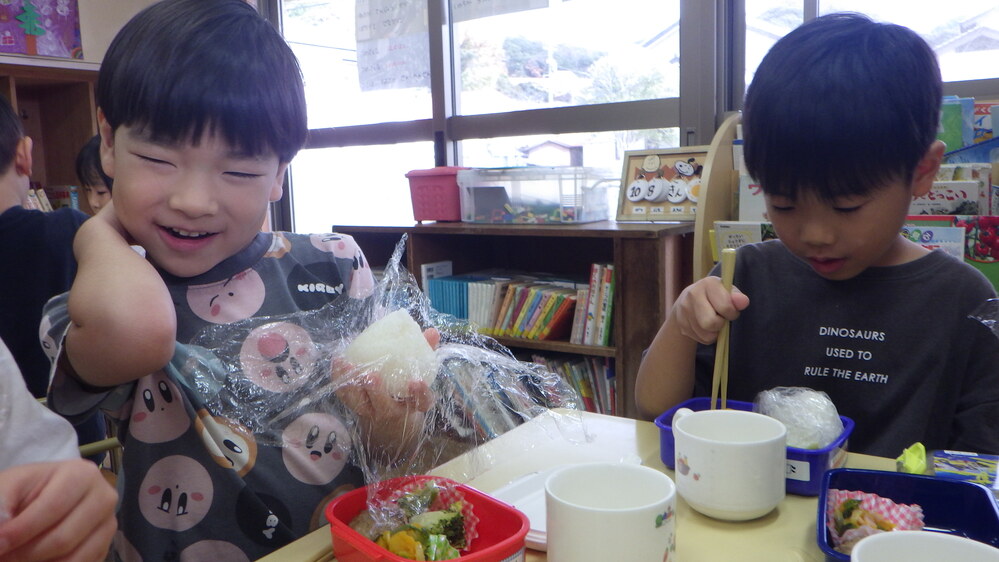 お弁当ごっこを楽しむ子ども (5)