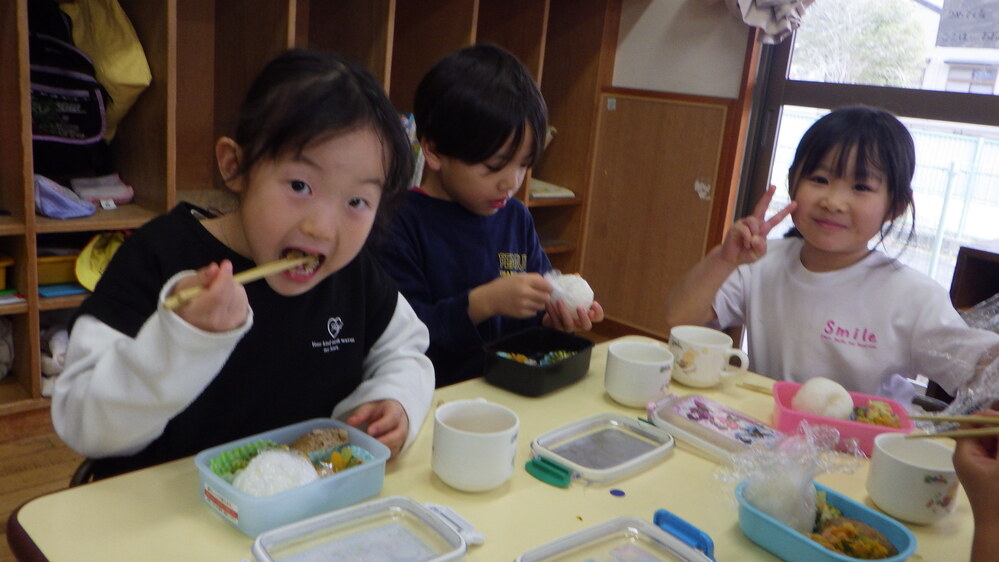お弁当ごっこを楽しむ子ども (6)