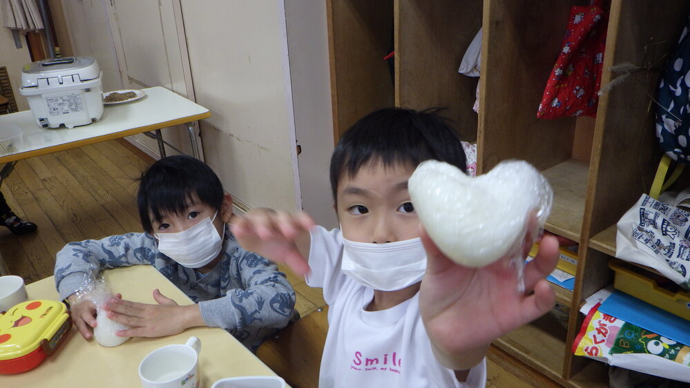 お弁当ごっこを楽しむ子ども (4)