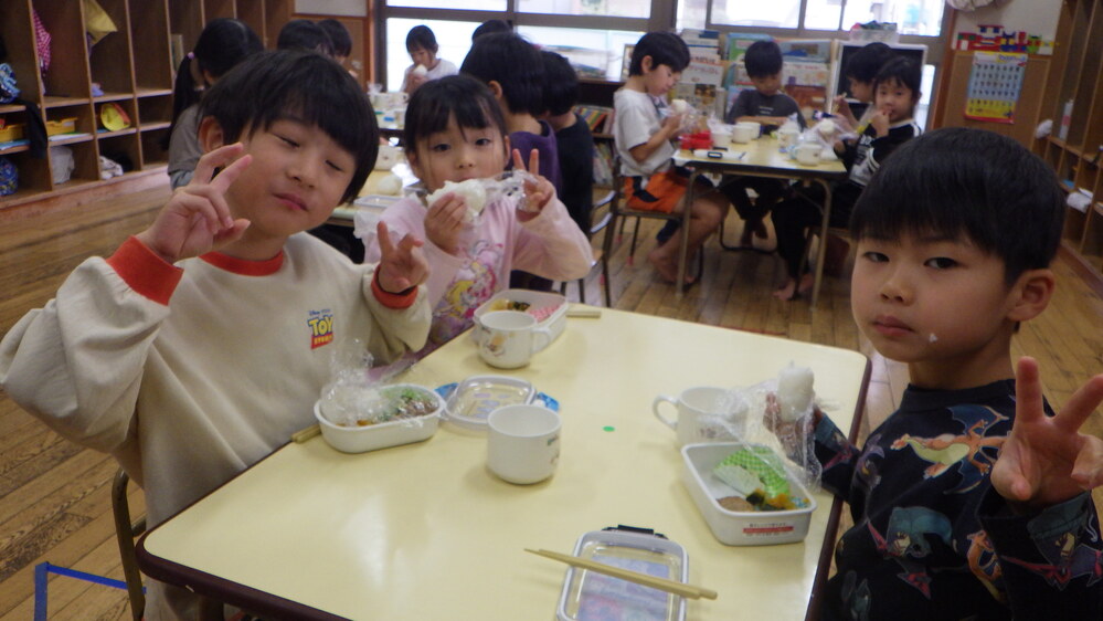 お弁当ごっこを楽しむ子ども (7)