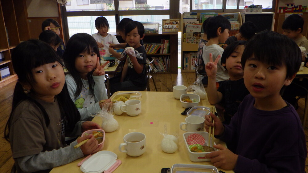 お弁当ごっこを楽しむ子ども (8)