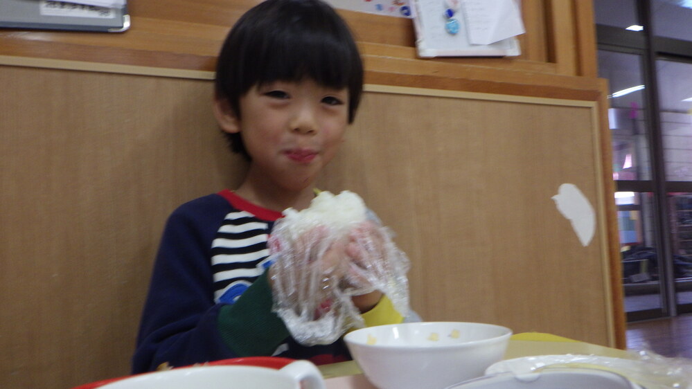 お弁当ごっこを楽しむ子ども (9)