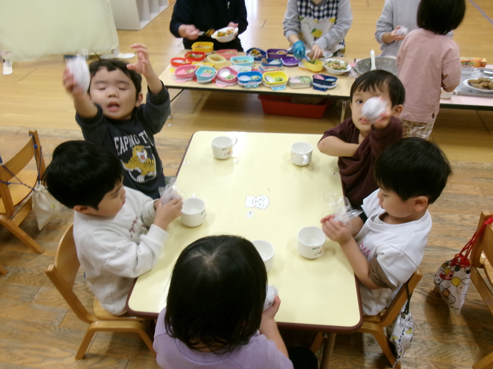 お弁当ごっこの様子