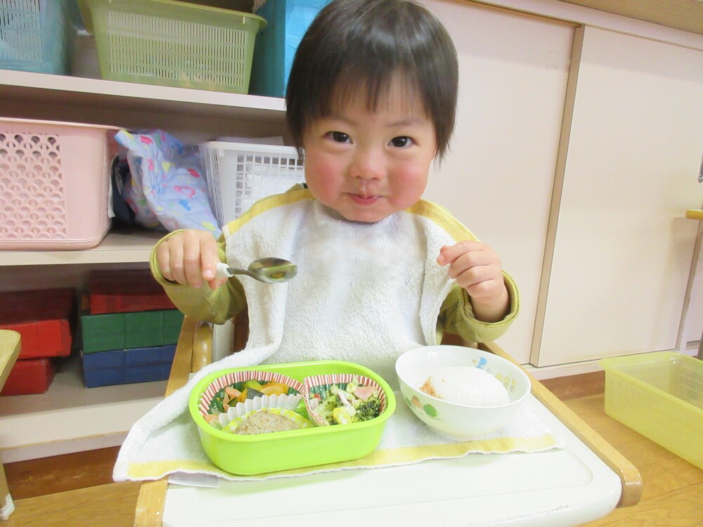 お弁当を食べている