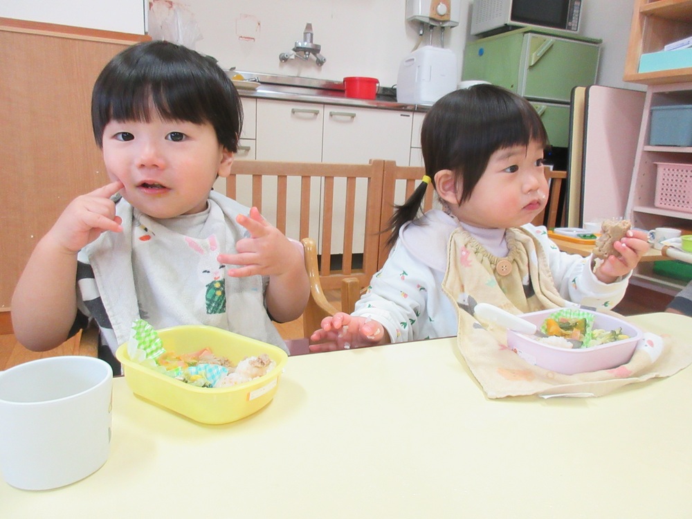 お弁当を食べている