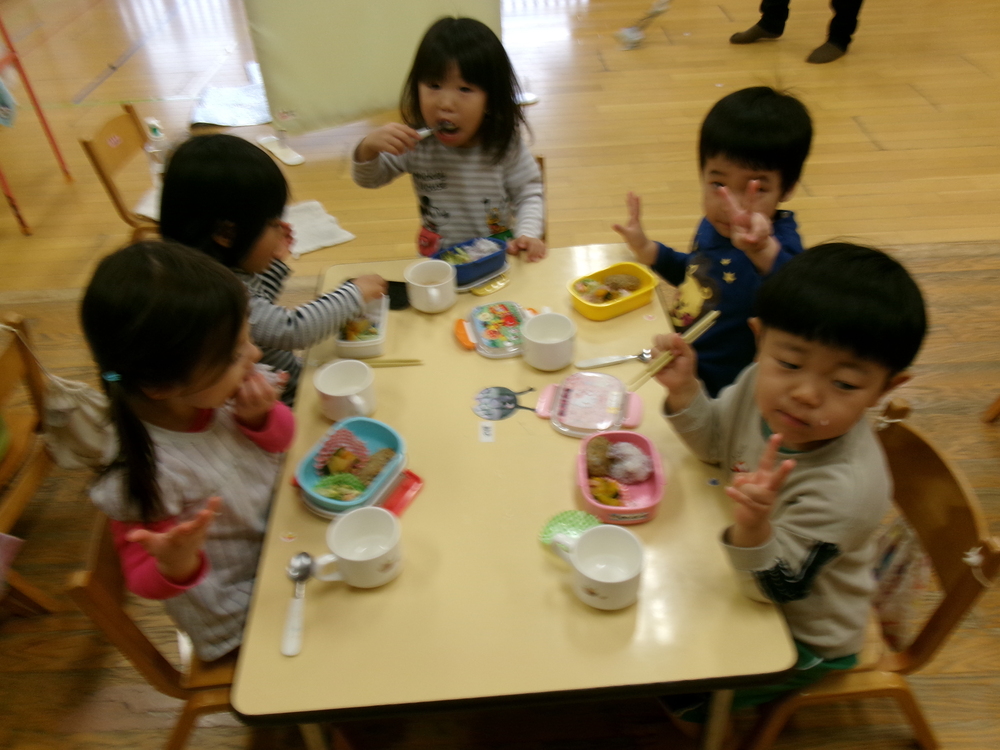 お弁当ごっこの様子