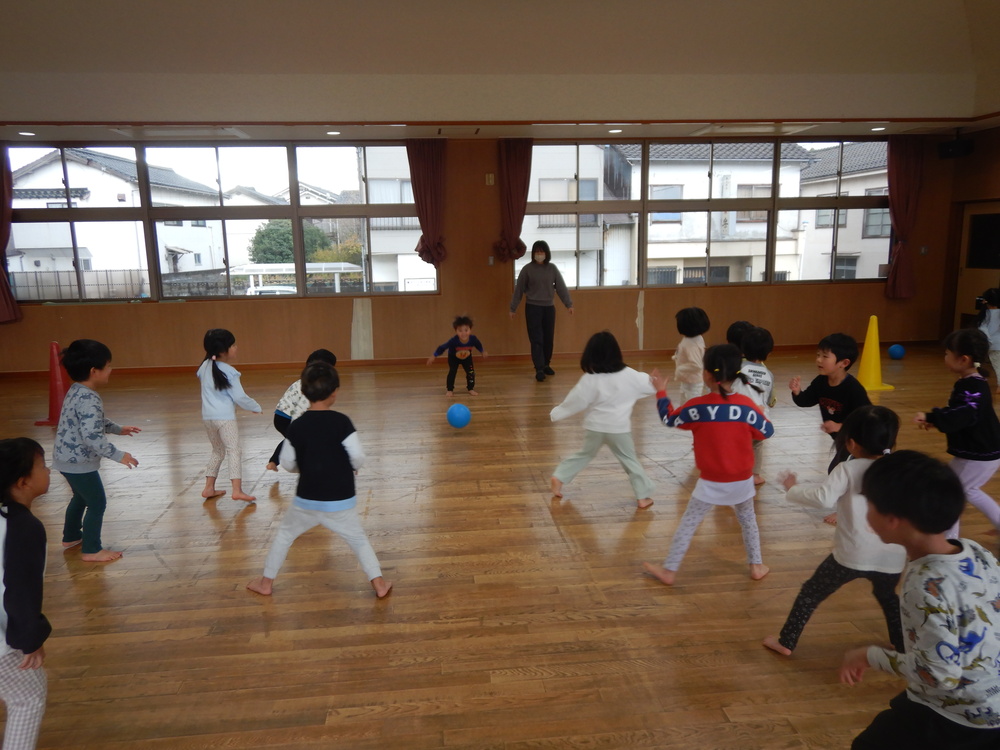 転がしドッチをしている様子