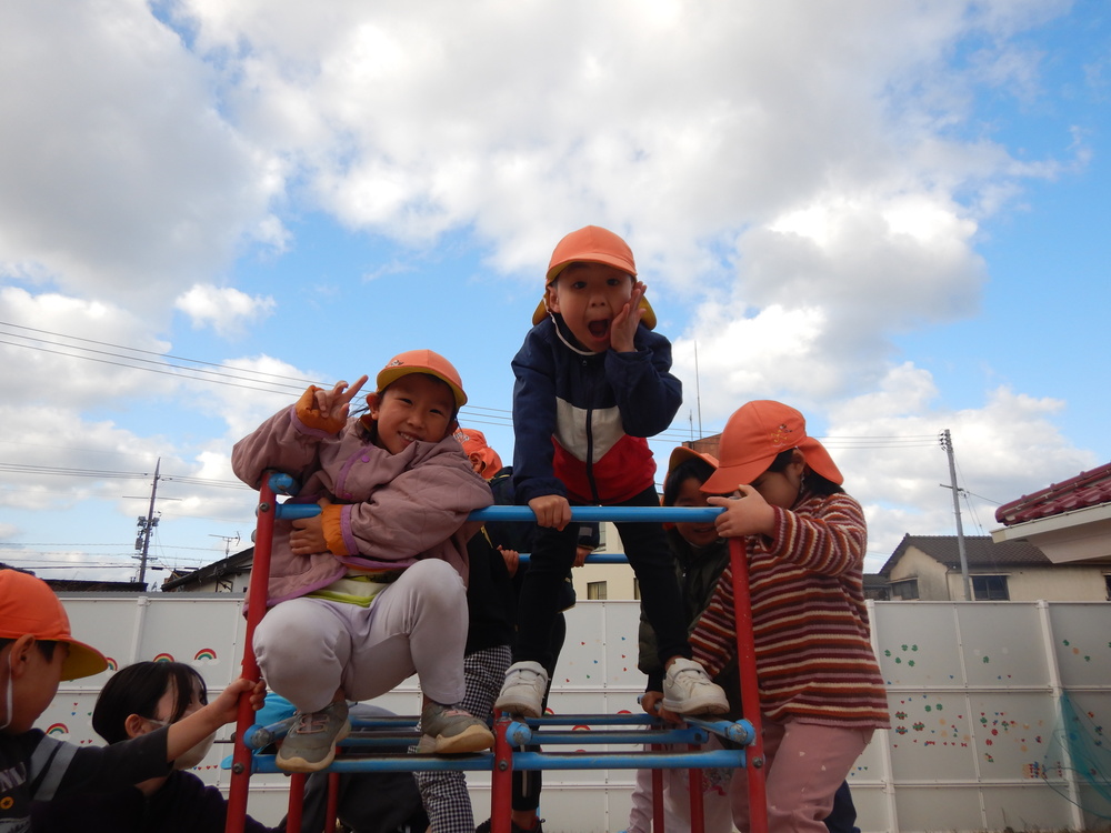 園庭遊びの様子２