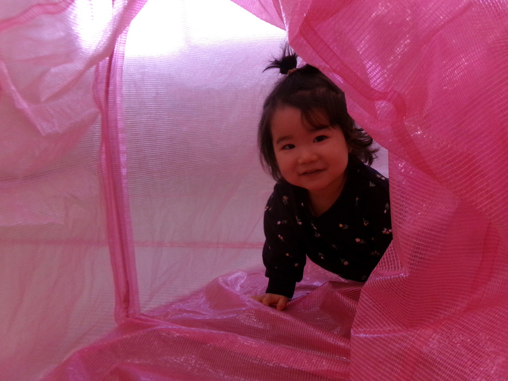 トンネルで遊ぶ子ども