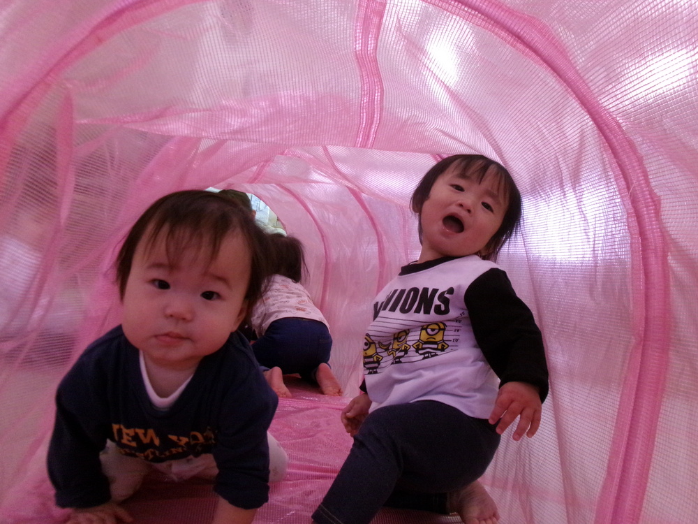 トンネルで遊ぶ子ども (5)