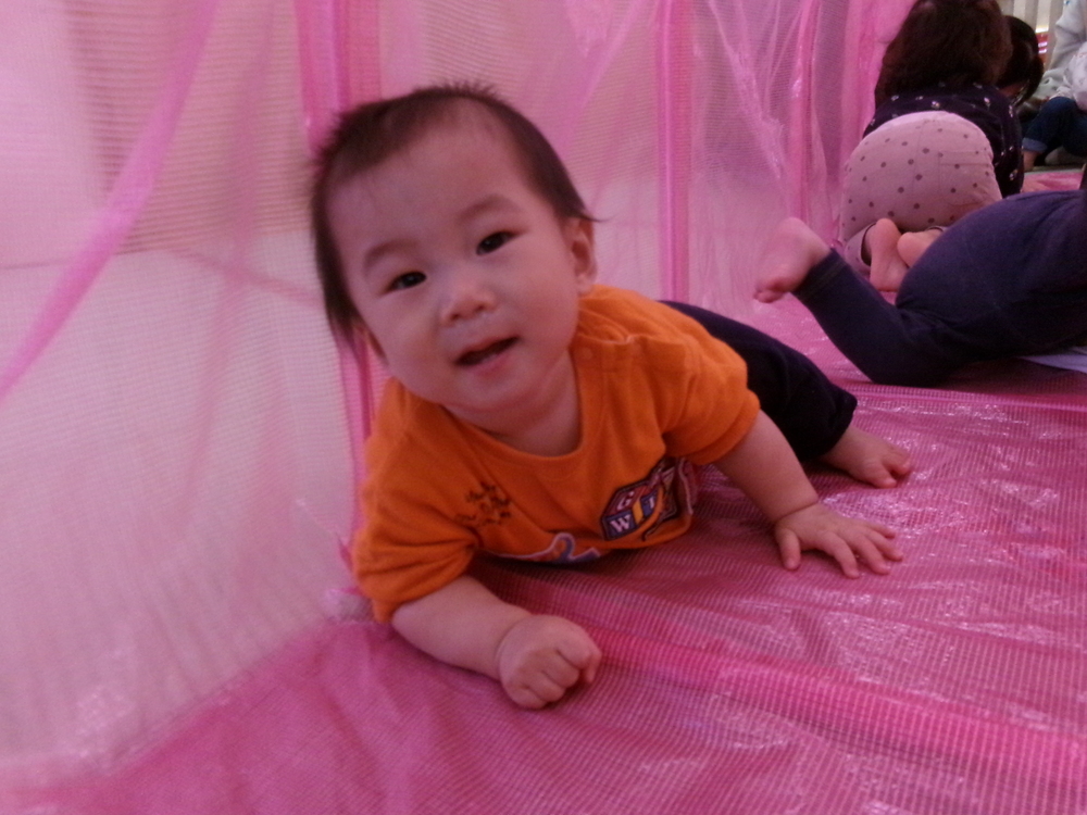 トンネルで遊ぶ子ども (4)