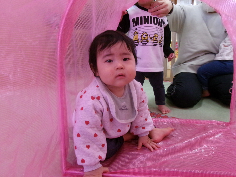 トンネルで遊ぶ子ども (3)