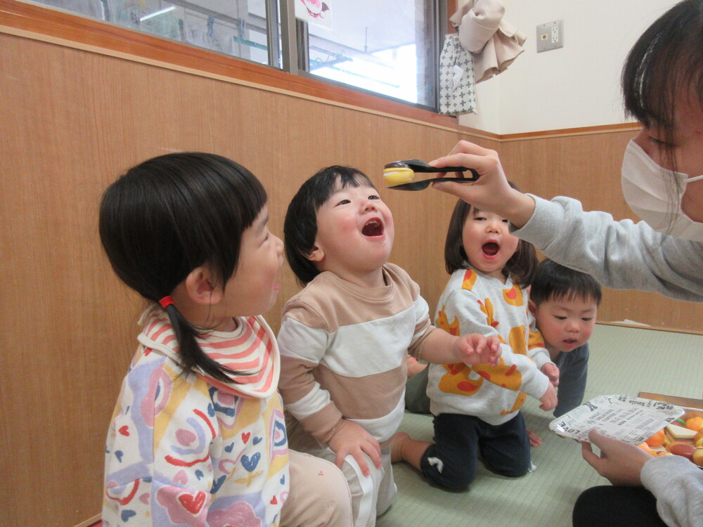 パンを食べようとしている