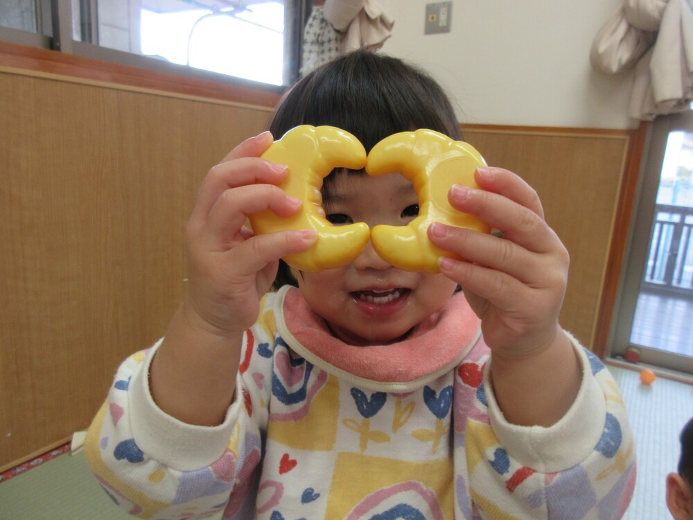 おままごとで遊んでいる