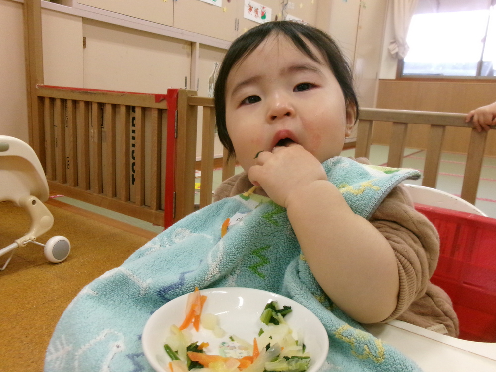 離乳食を食べている