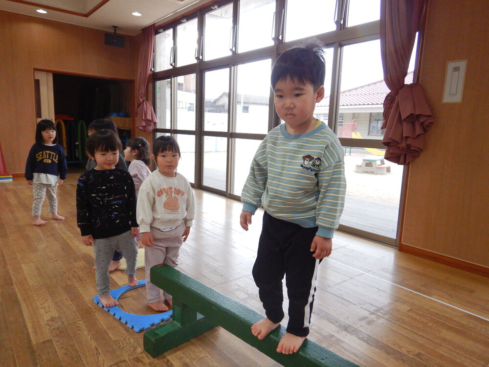 一本橋を渡る子ども (1)