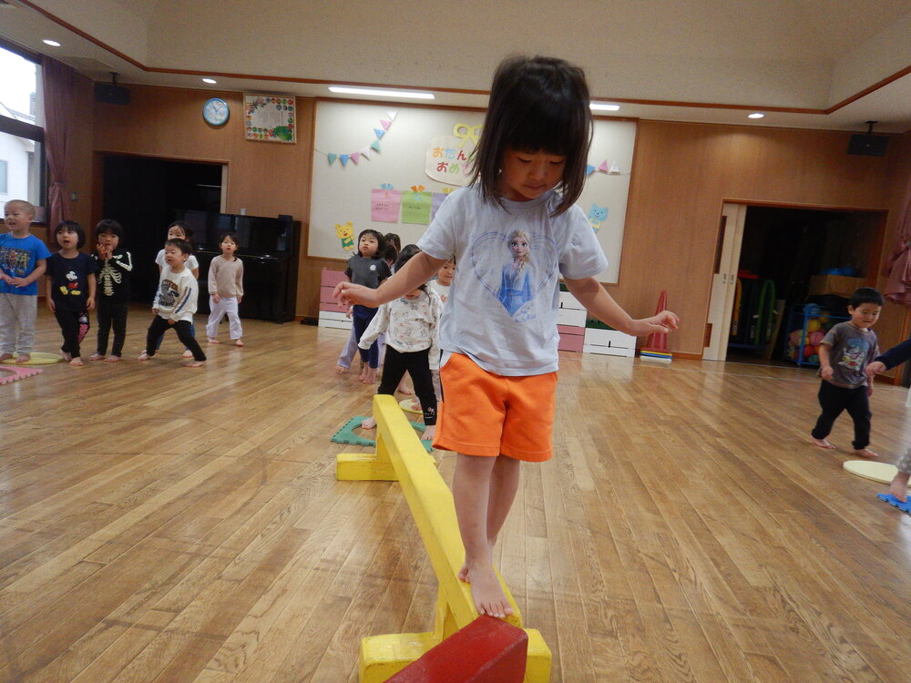 一本橋を渡る子ども (3)