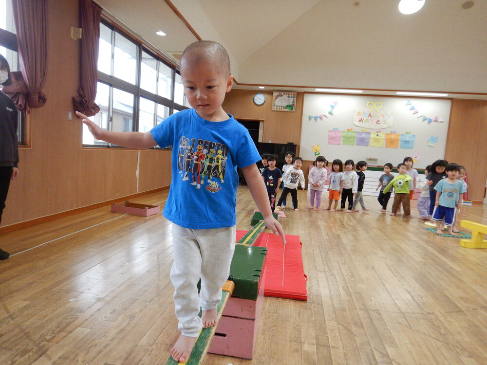一本橋を渡る子ども (4)