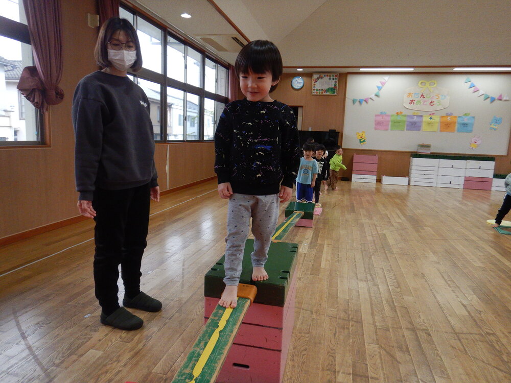 一本橋を渡る子ども (5)