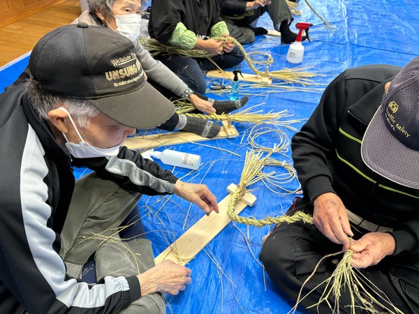 しめ縄作り中