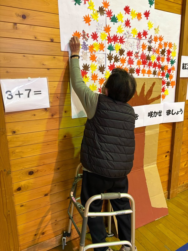 紅葉の葉を貼っています