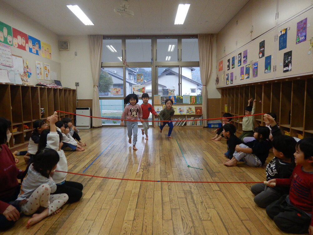 縄跳び遊びをする様子１