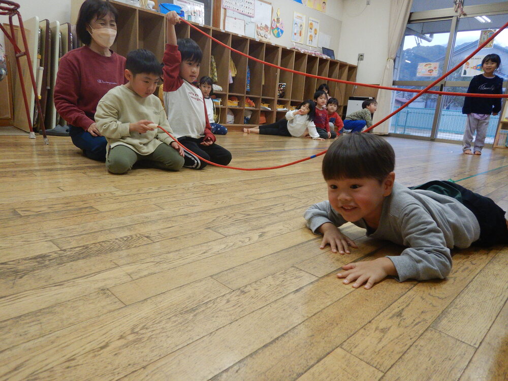 縄跳び遊びをする様子２
