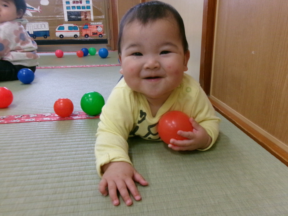 ボールで遊ぶ子ども