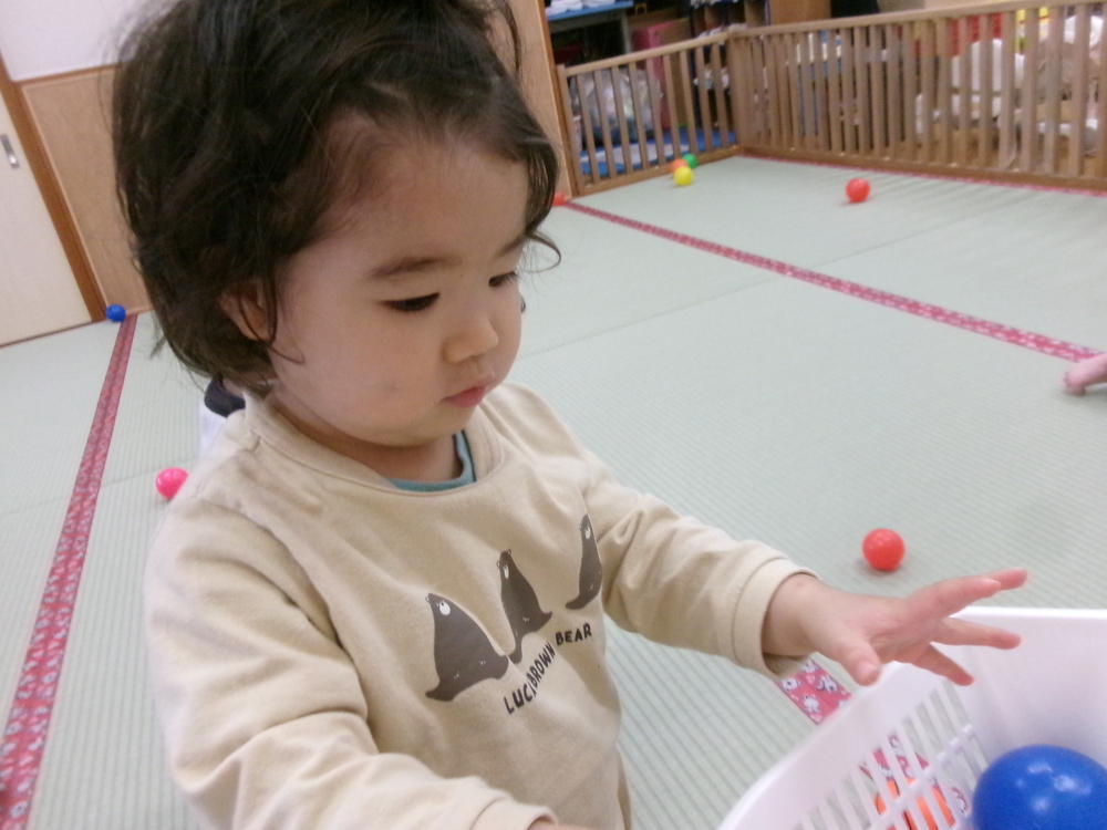 ボールで遊ぶ子ども (3)
