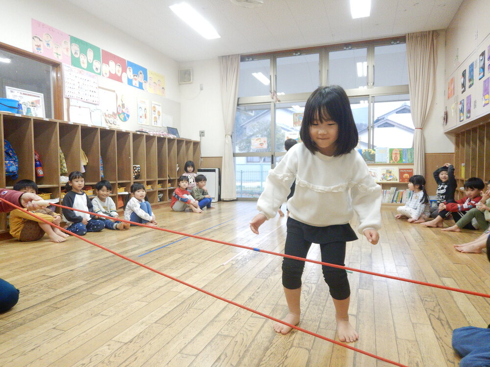 縄跳び遊びをする様子３