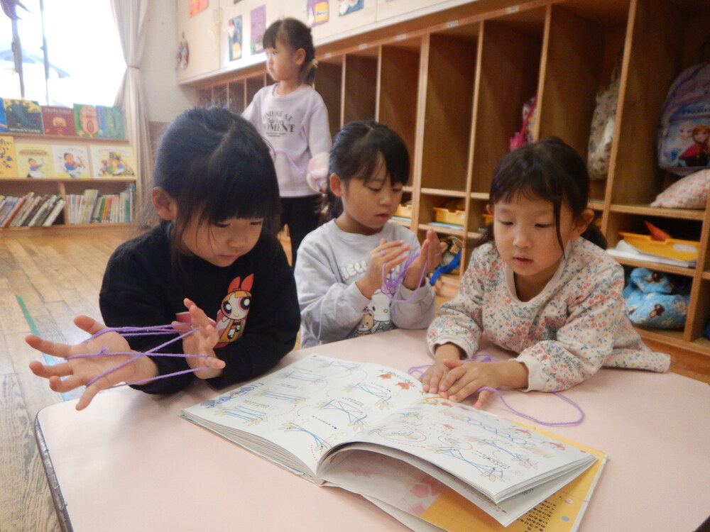 あやとりの絵本を見ている様子１