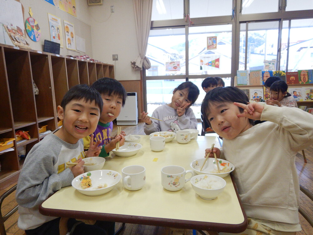 給食を食べている様子１