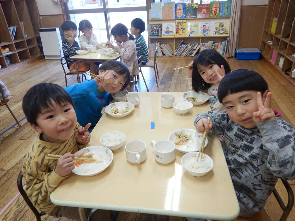 給食を食べている様子２