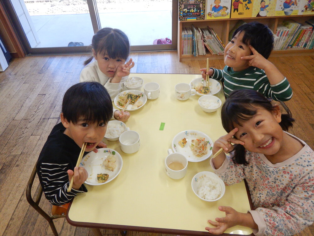 給食を食べている様子３