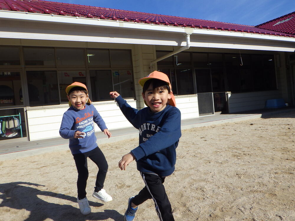 園庭遊びの様子２