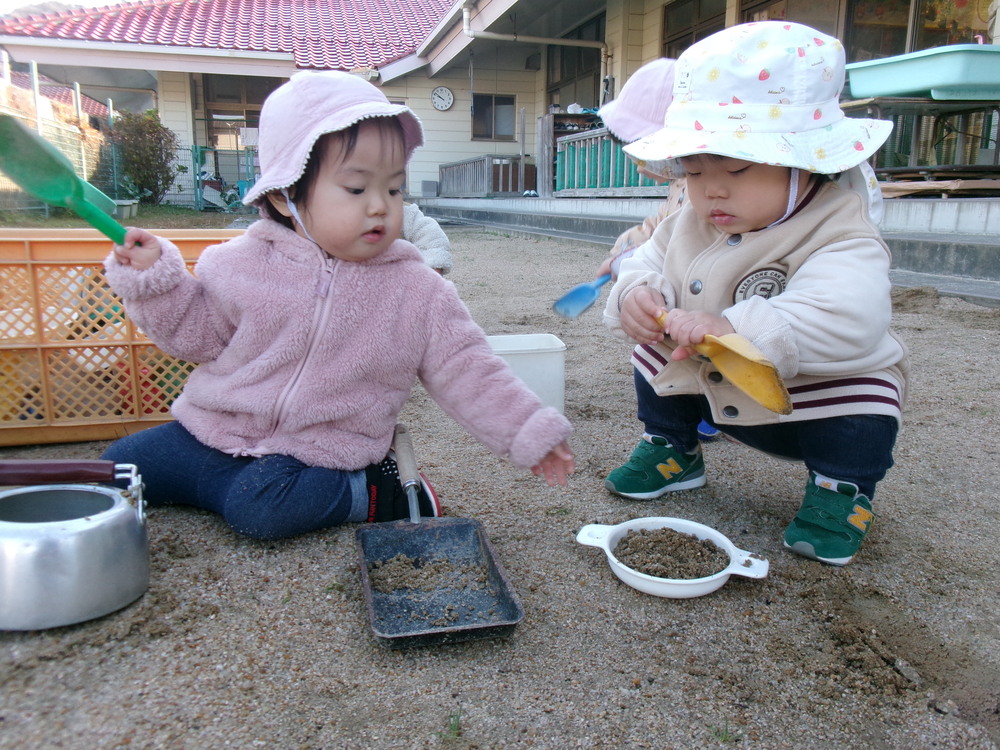 園庭遊びの様子 (1)