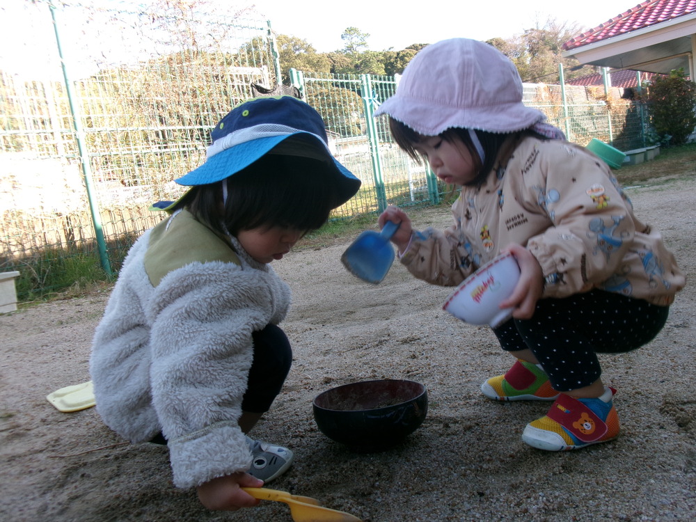 園庭遊びの様子 (2)
