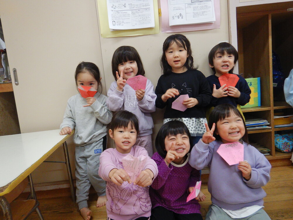 折り紙を折る子ども (1)