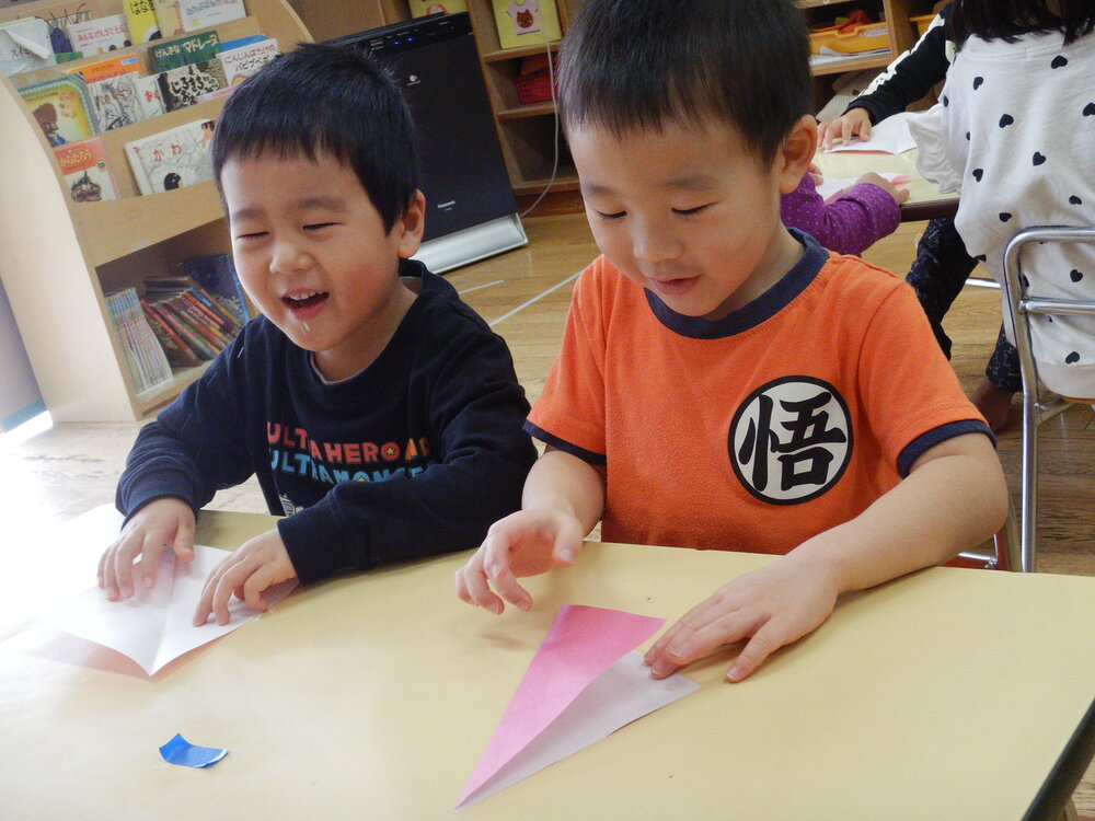 折り紙を折る子ども (2)