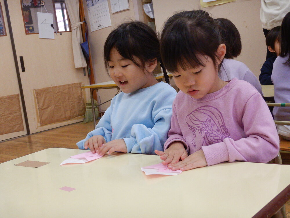 折り紙を折る子ども (3)
