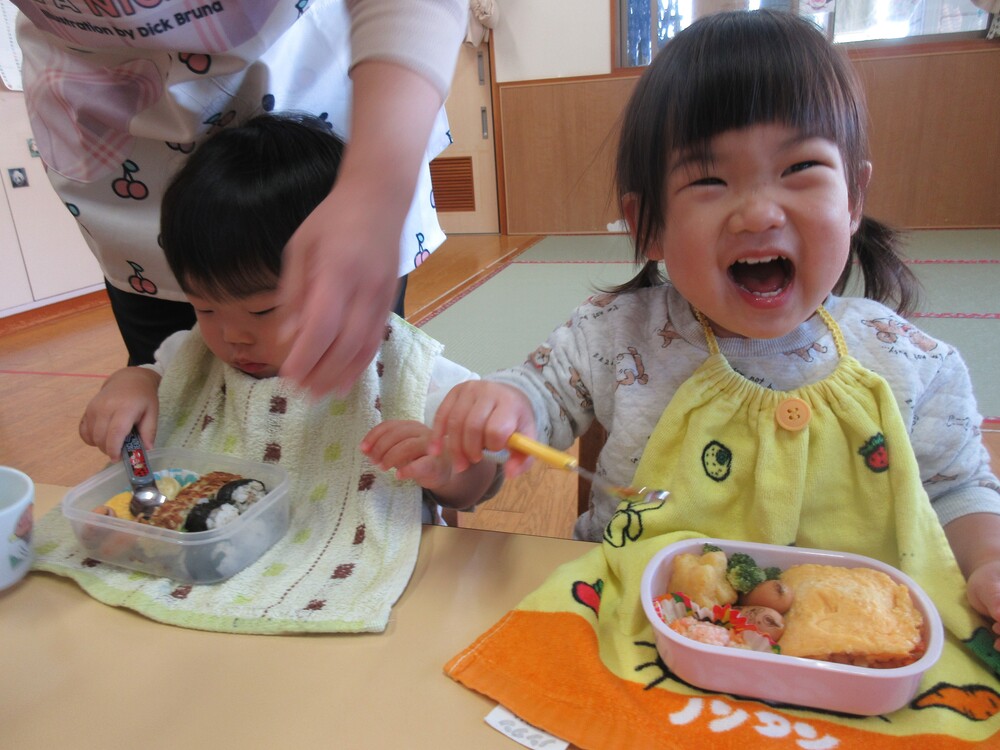 お弁当を食べる様子