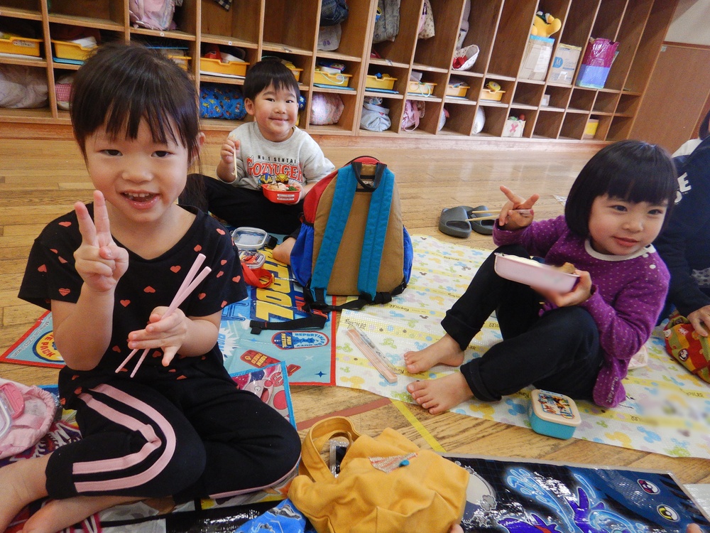 お弁当を食べる子ども (1)