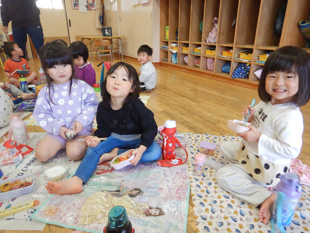 お弁当を食べる子ども (4)