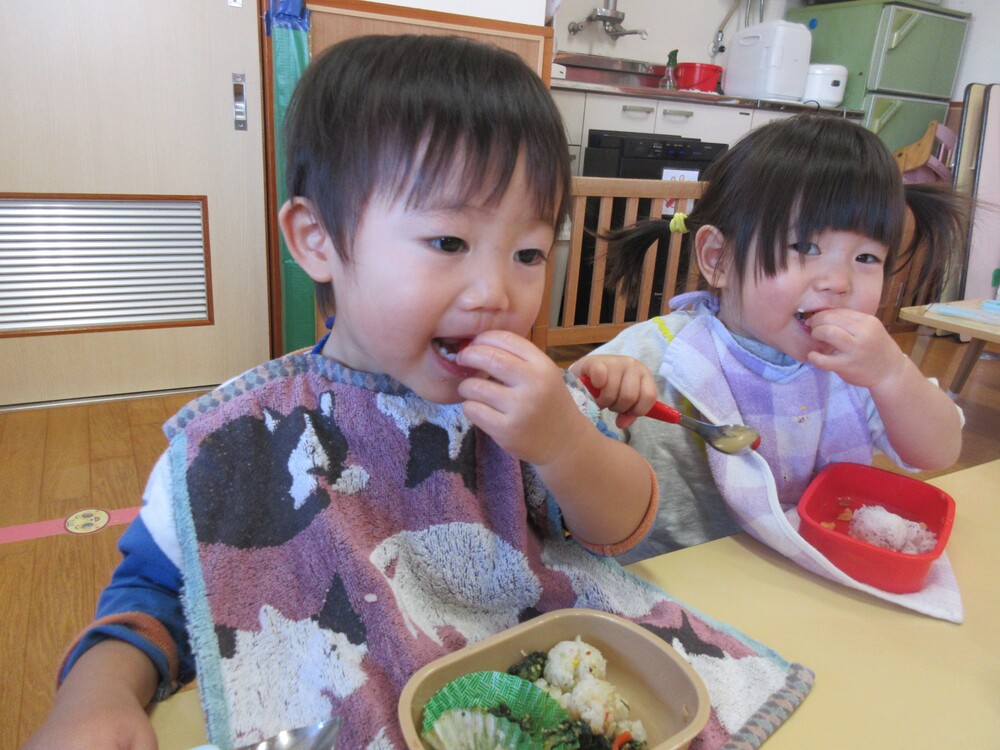 お弁当を食べている