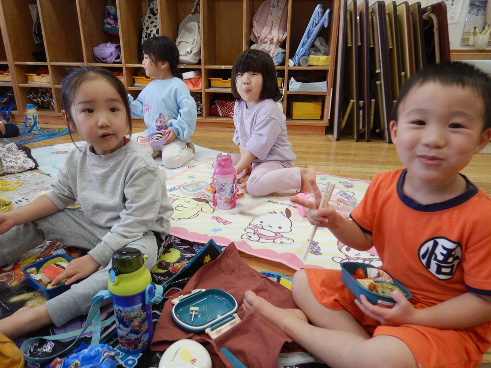お弁当を食べる子ども (6)