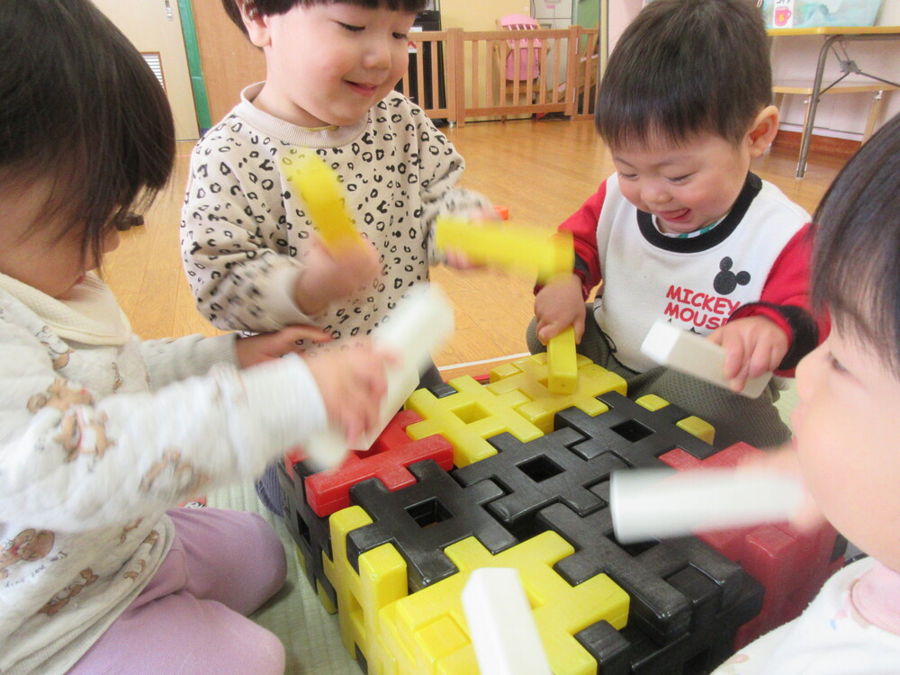 井形ブロックで遊んでいる
