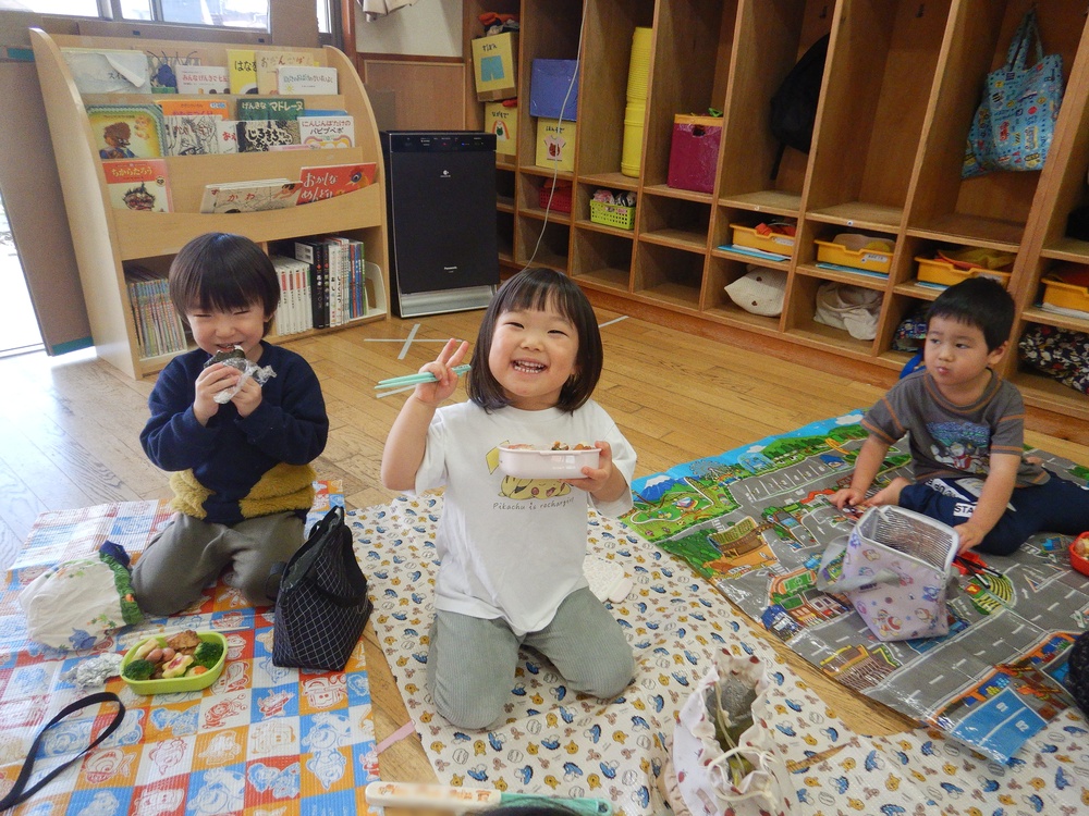 お弁当を食べる子ども (3)