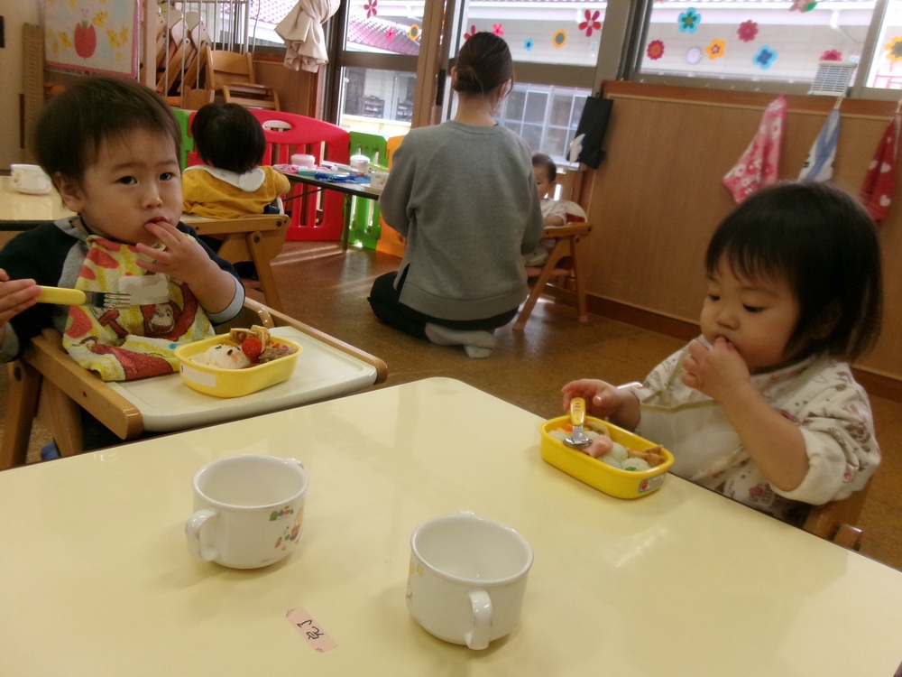 お弁当を食べている様子 (1)