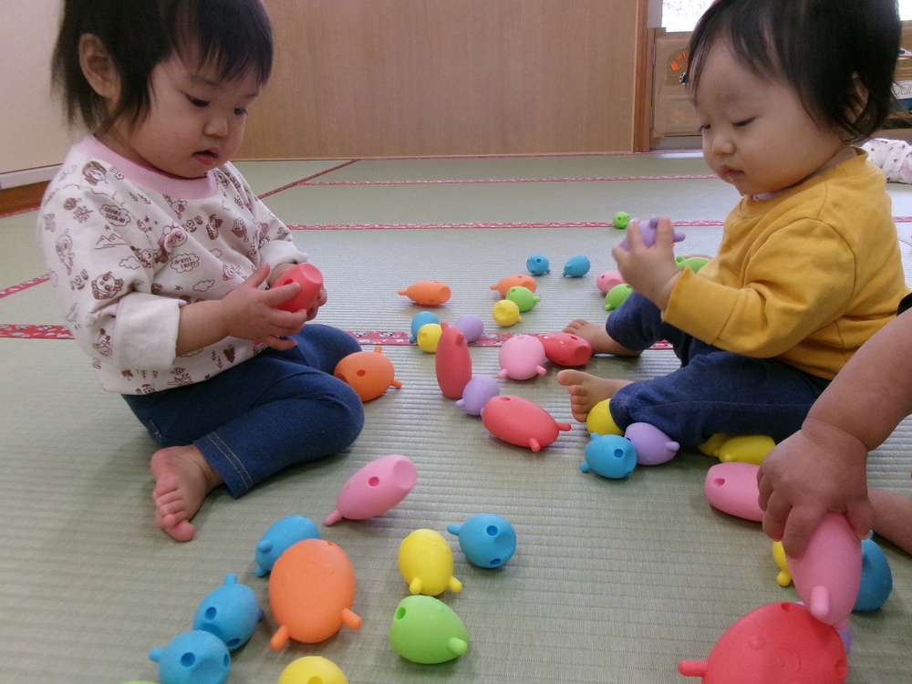 たまごブロックで遊んでいる様子 (1)