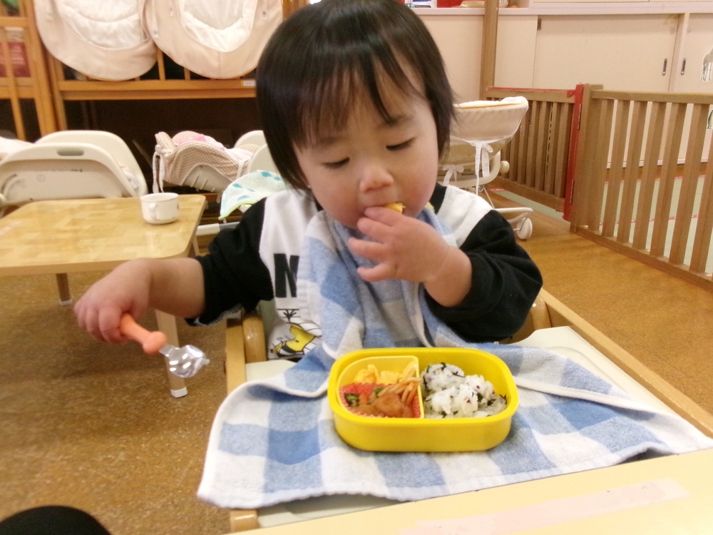 お弁当を食べている様子 (2)